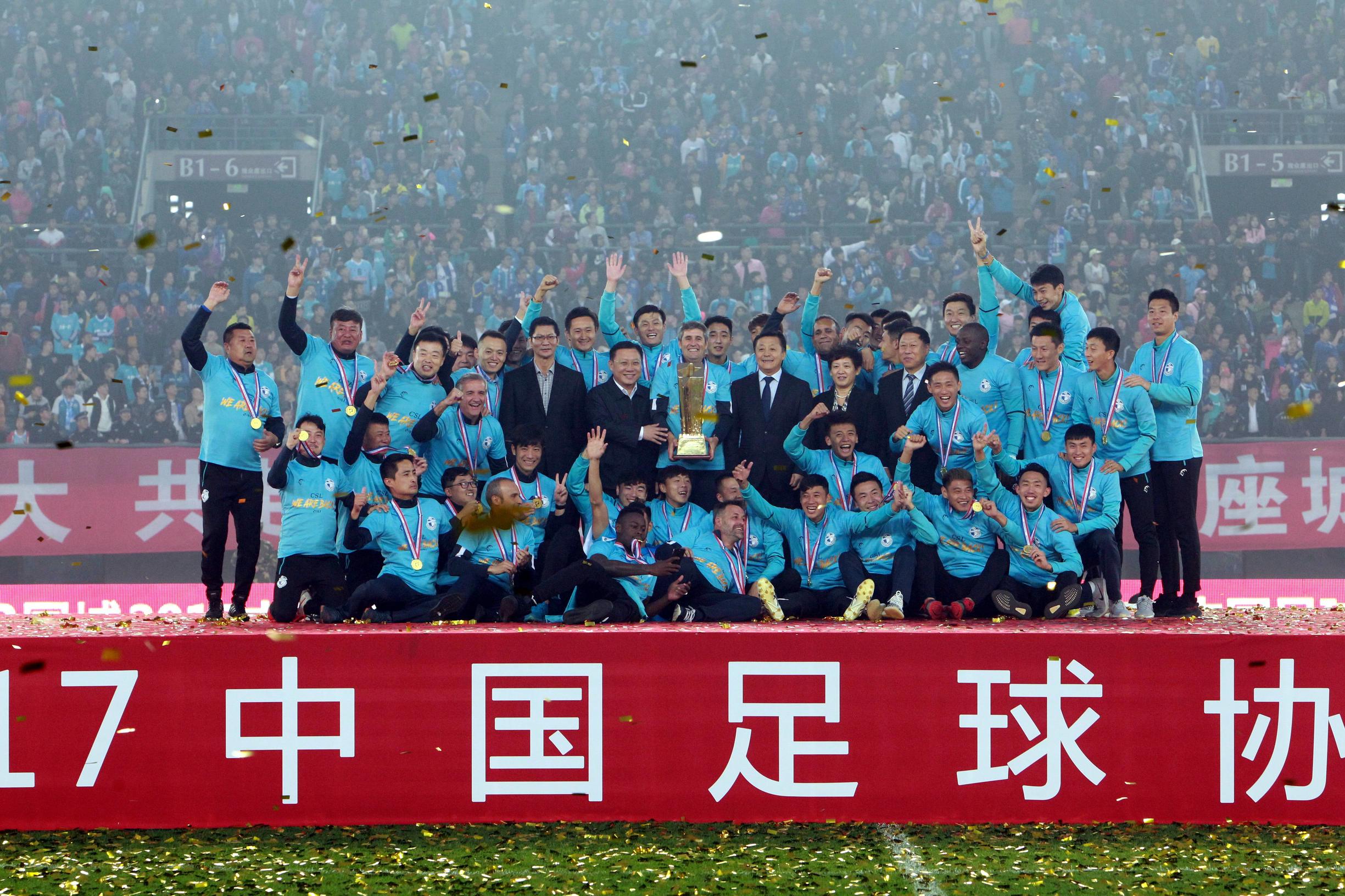 大连一方夺冠庆典,大连一方中甲冠军颁奖照片