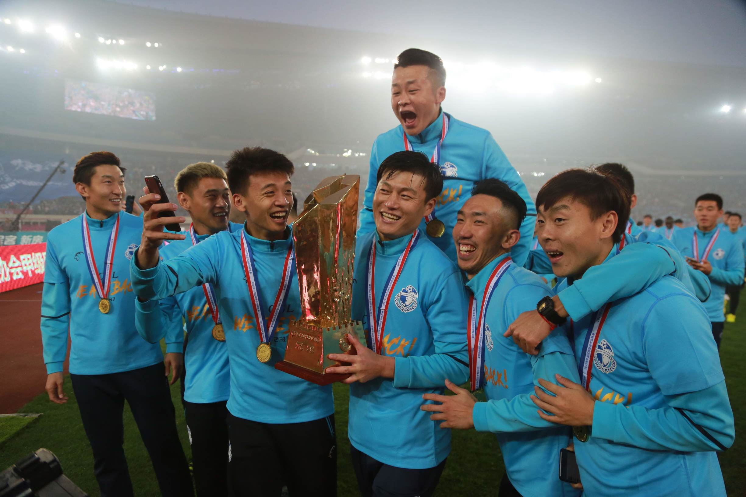 大连一方夺冠庆典,大连一方中甲冠军颁奖照片