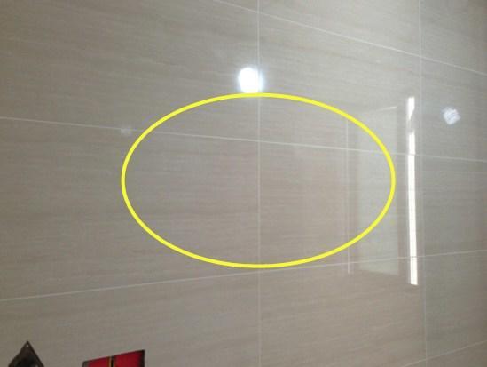 卫生间做地砖上墙总是掉？老泥工家都这样做，不空鼓更牢固