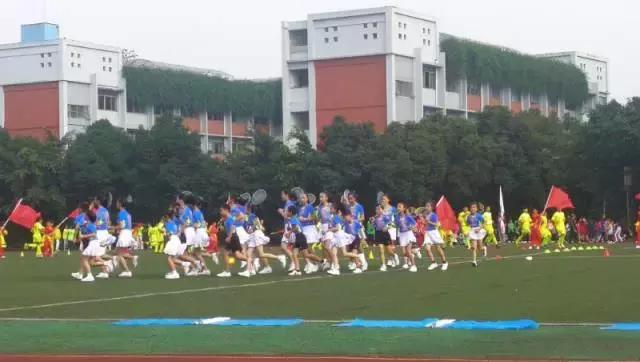 学校运动会第一名是谁,运动会第一名学生表演