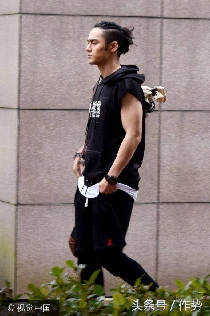 他有人鱼线和八块肌，却说：我不想露给你们看！