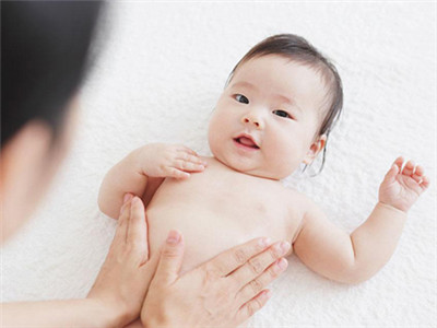 新生儿肚子胀气排气操0-3个月步骤,如何缓解新生儿胀气不排便