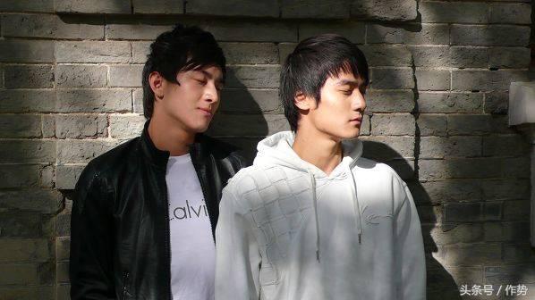 他有人鱼线和八块肌，却说：我不想露给你们看！