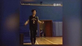 他有人鱼线和八块肌，却说：我不想露给你们看！