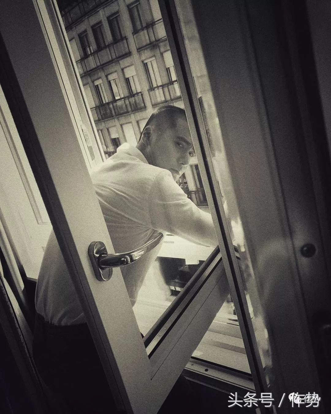 他有人鱼线和八块肌，却说：我不想露给你们看！