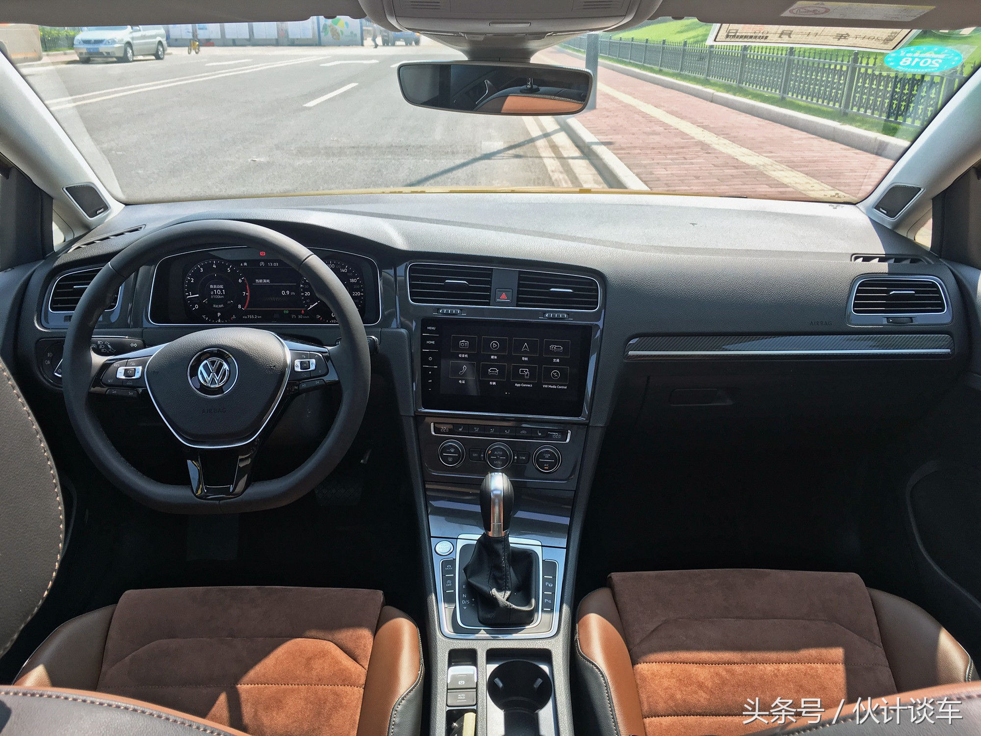 全新大众高尔夫实车非常的靓眼,大众高尔夫到底是一款什么样的车