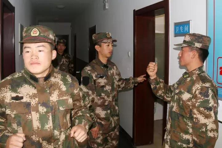 新兵第一天晚上睡不着觉,现实中新兵不起床睡懒觉