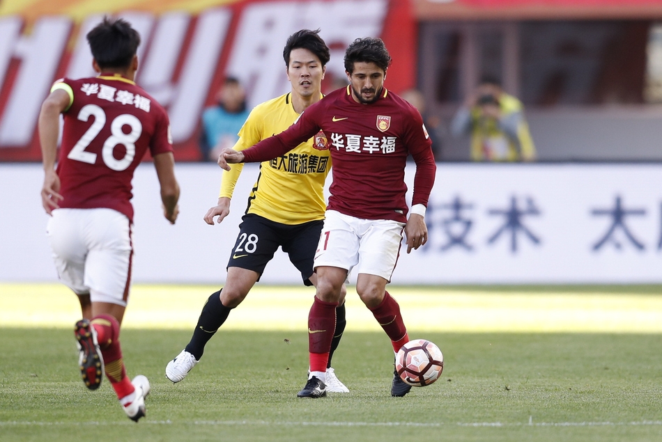 突发！华夏中场大将被队友撞晕，醒后说了这句话让人心疼