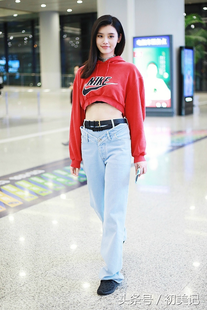 奚梦瑶穿着休闲露蛮腰,奚梦瑶露脐紧身衣现身机场