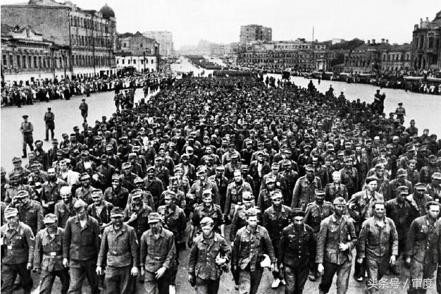 德军战俘被苏军逼得当众拉裤子，生不如死，事后竟倍感庆幸