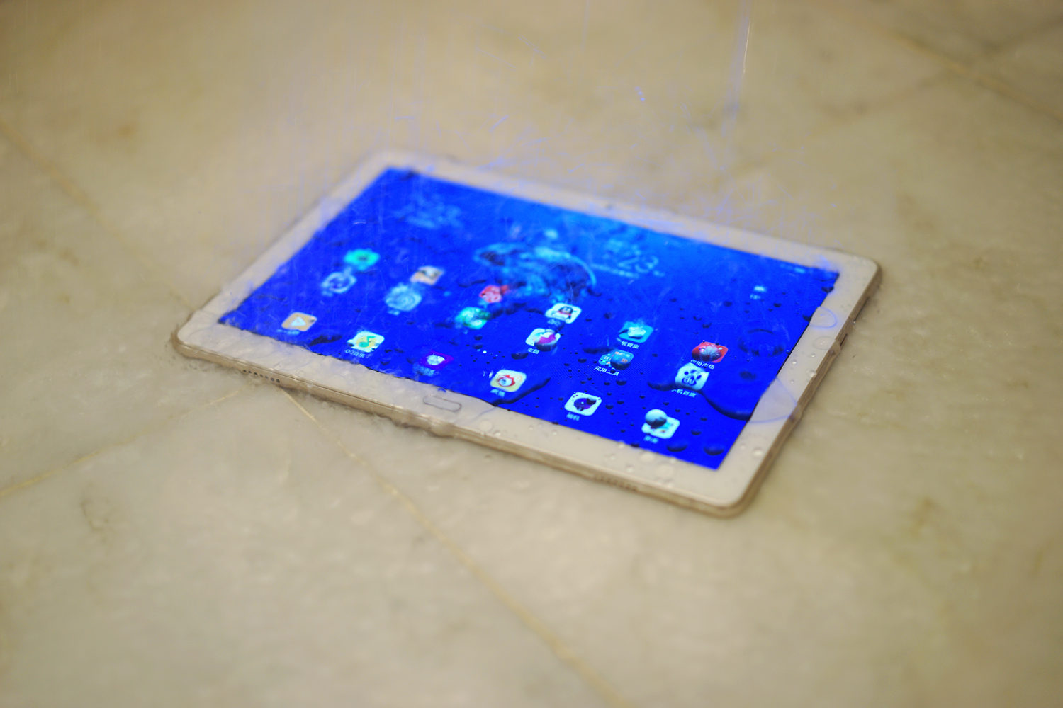 荣耀waterplay平板防水测试,荣耀waterplay8寸平板玩游戏