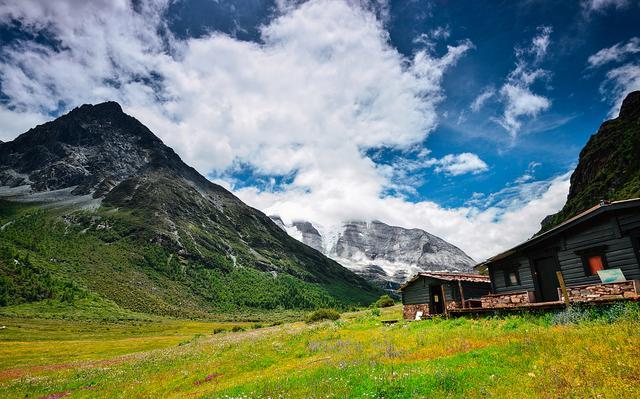 稻城亚丁到底几月份去比较好,稻城亚丁几月几日去好看