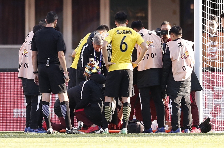 突发！华夏中场大将被队友撞晕，醒后说了这句话让人心疼