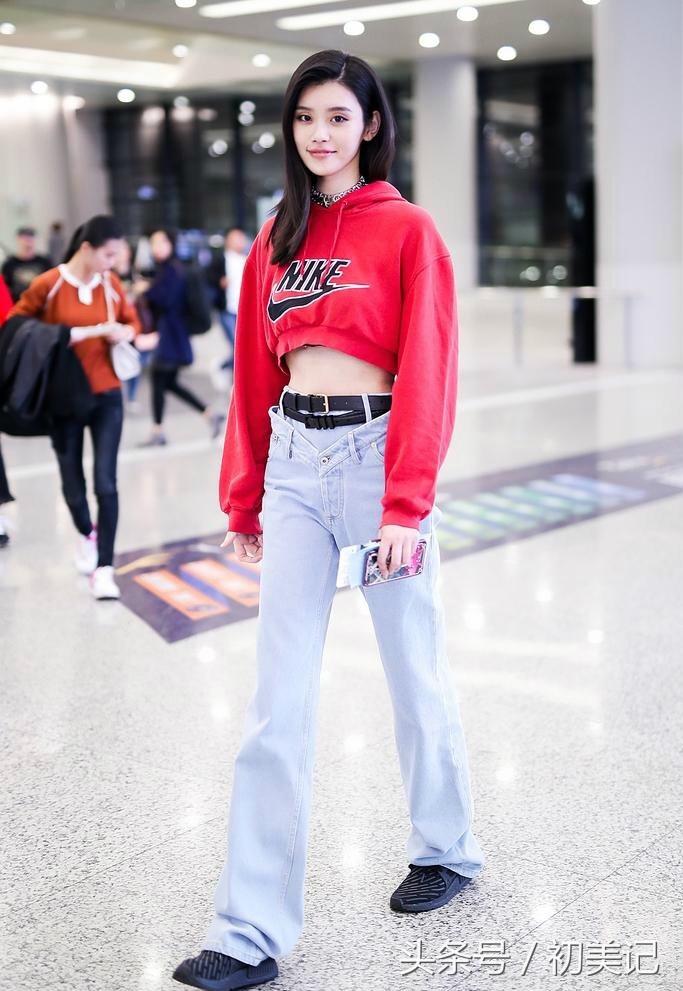 奚梦瑶穿着休闲露蛮腰,奚梦瑶露脐紧身衣现身机场