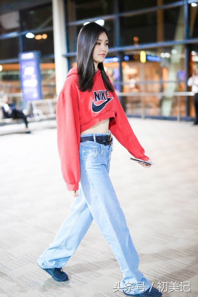 奚梦瑶穿着休闲露蛮腰,奚梦瑶露脐紧身衣现身机场