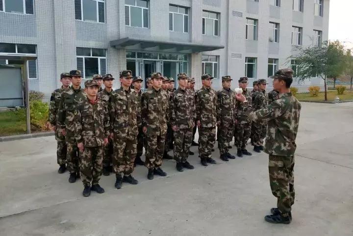 新兵第一天晚上睡不着觉,现实中新兵不起床睡懒觉