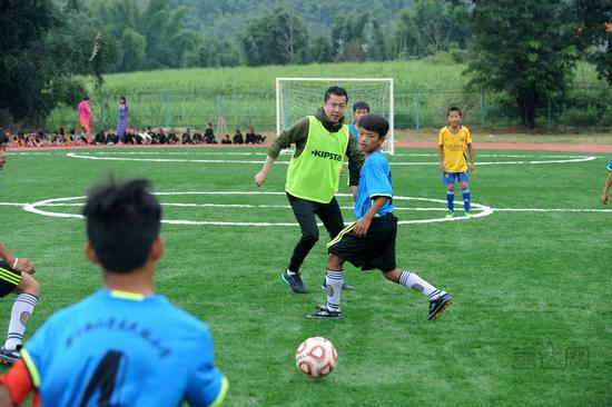 为云南小学捐建足球场华谊兄弟持续践行公益