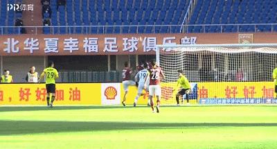 突发！华夏中场大将被队友撞晕，醒后说了这句话让人心疼