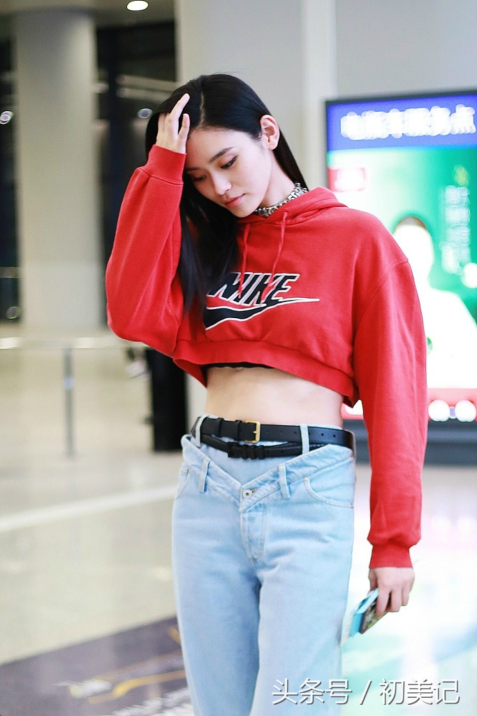 奚梦瑶穿着休闲露蛮腰,奚梦瑶露脐紧身衣现身机场