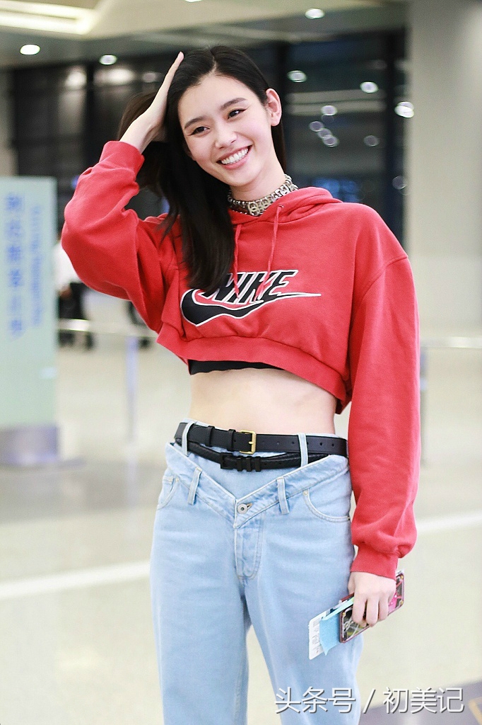 奚梦瑶穿着休闲露蛮腰,奚梦瑶露脐紧身衣现身机场