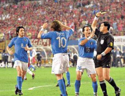 世界杯马拉多纳足球经典,上帝之手马拉多纳算黑哨么