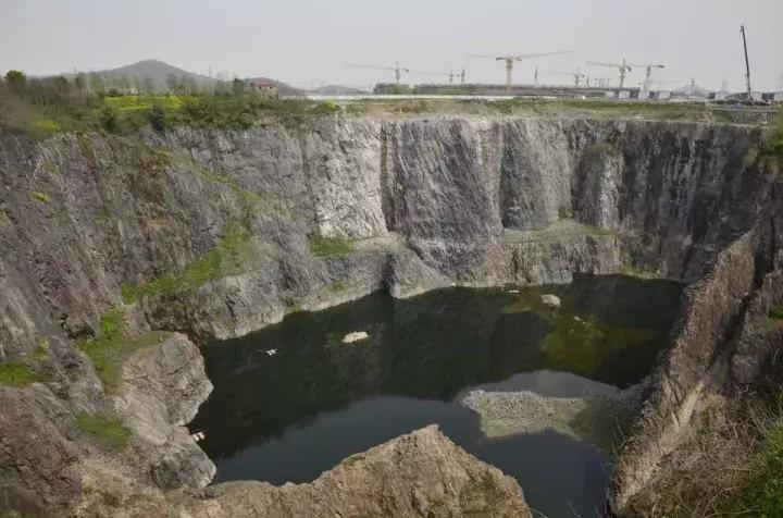 别具一格魔都深坑酒店,魔都深坑下的乌托邦佘山深坑酒店