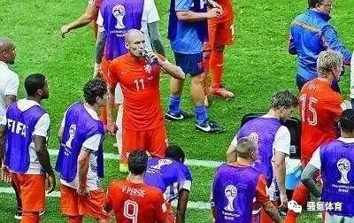 足球中怎么补水,足球运动喝水的正确方法