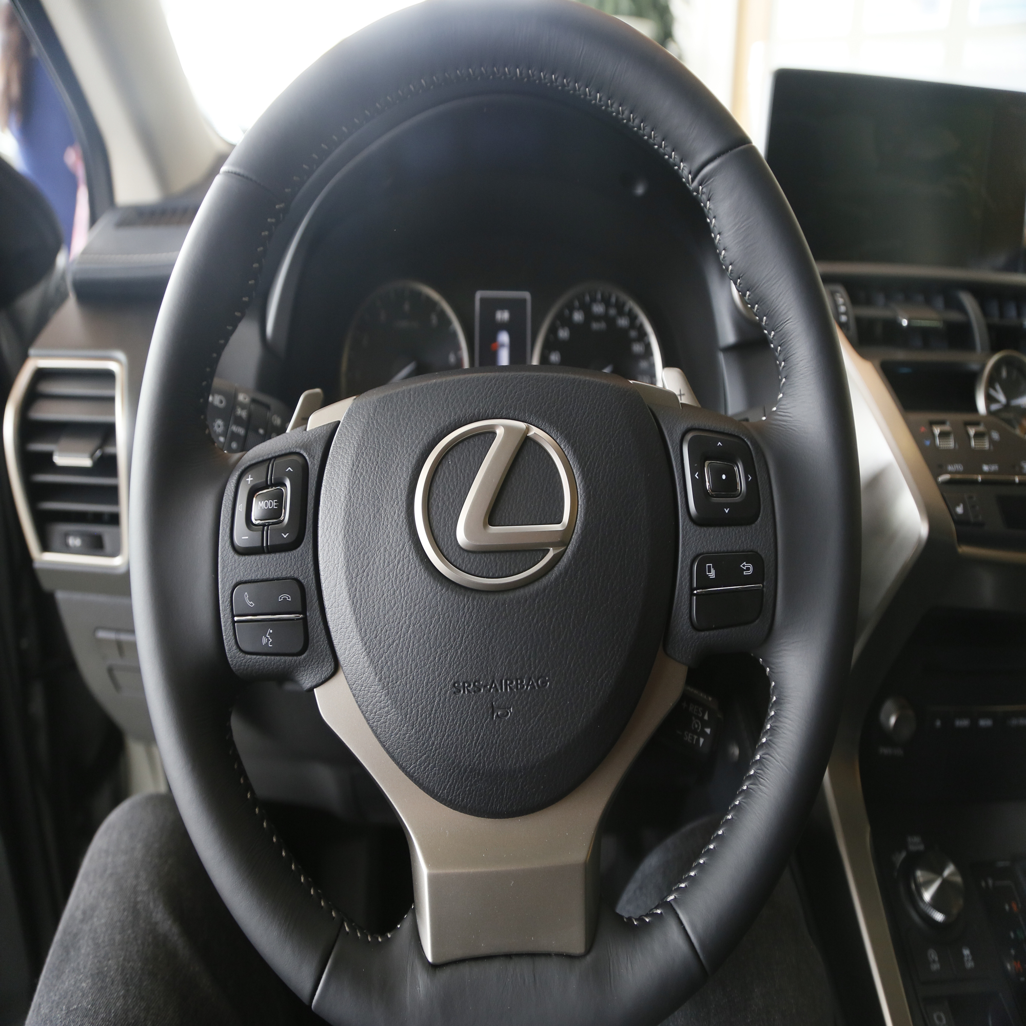 8万左右的雷克萨斯nx300,10多万的雷克萨斯nx300h