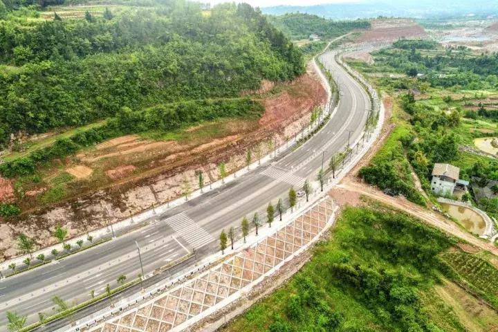 大家好，我来介绍一下恩阳“川东北综合交通新枢纽”是如何炼成的
