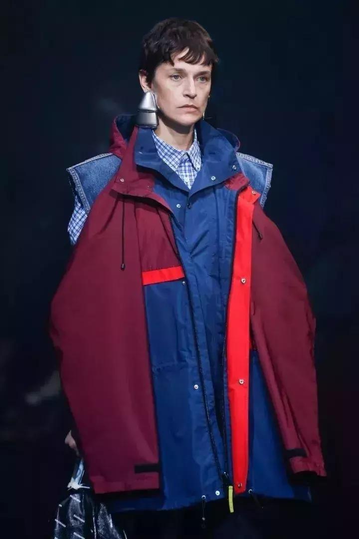 新娱儿美了一季的巴黎世家开始作妖了，丑不丑大家来评评理