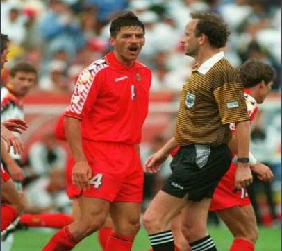 世界杯马拉多纳足球经典,上帝之手马拉多纳算黑哨么