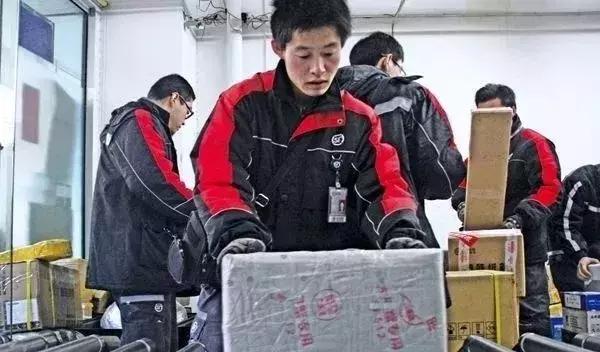 新娱儿美了一季的巴黎世家开始作妖了，丑不丑大家来评评理