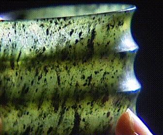 大爷36道工序打磨50年夜光杯，最薄处仅1毫米，用它喝酒千杯不醉