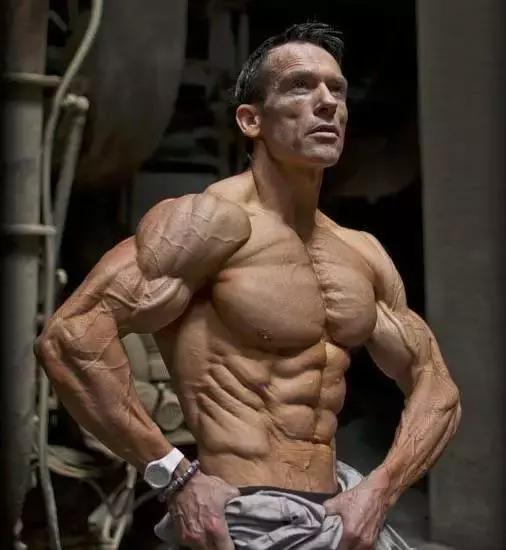 健美运动员停止健身一年后的样子,健美运动员减脂前后对比照