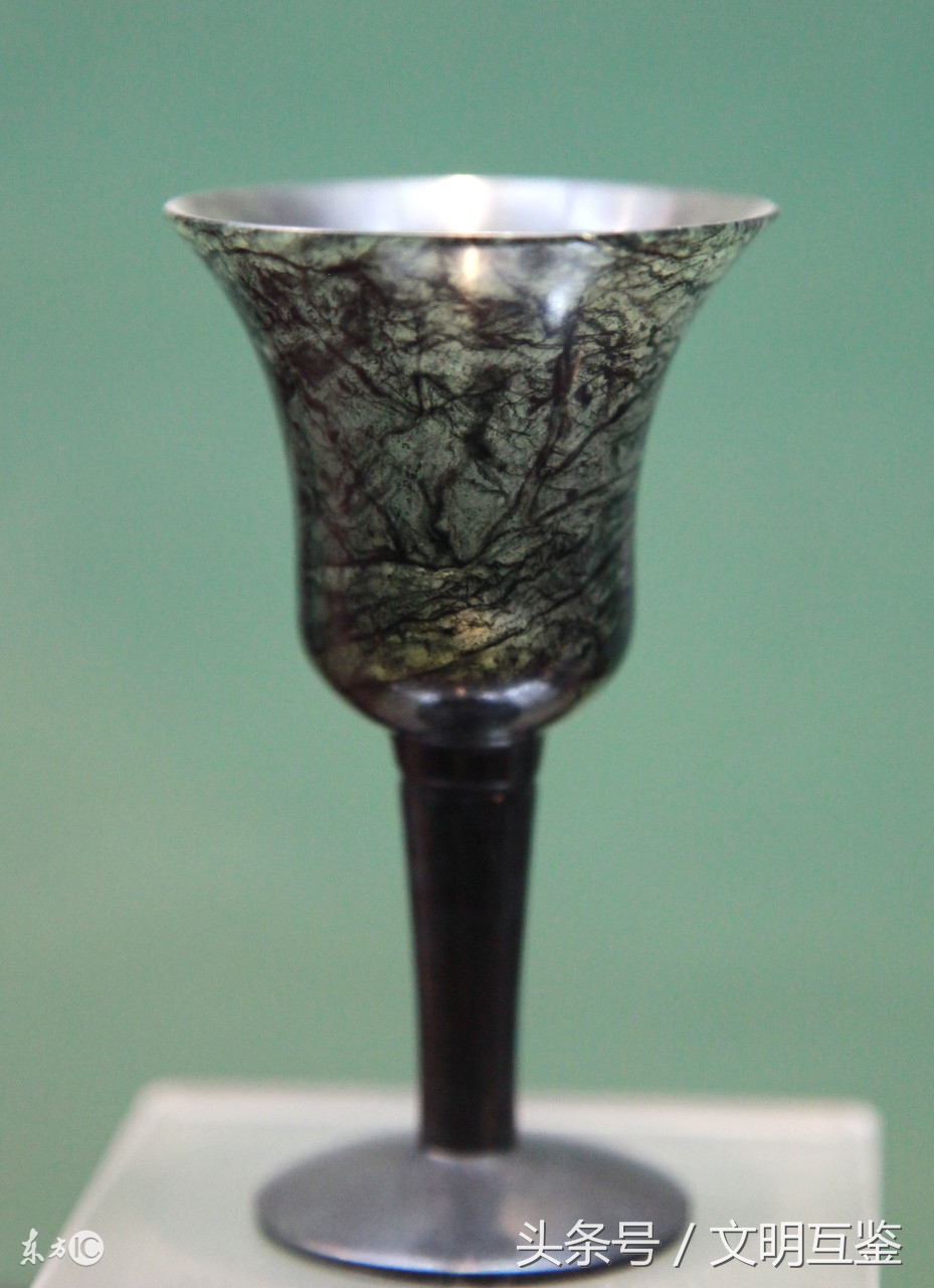 大爷36道工序打磨50年夜光杯，最薄处仅1毫米，用它喝酒千杯不醉