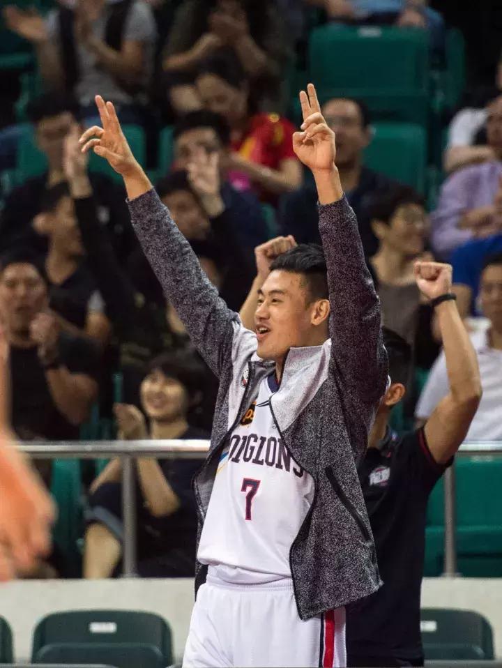 广东宏远朱芳雨退役球衣,一代传奇退役后续