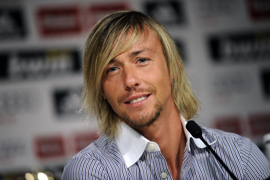 面如重枣目若朗星酷似关云长模样,面如冠玉目若朗星张卫健