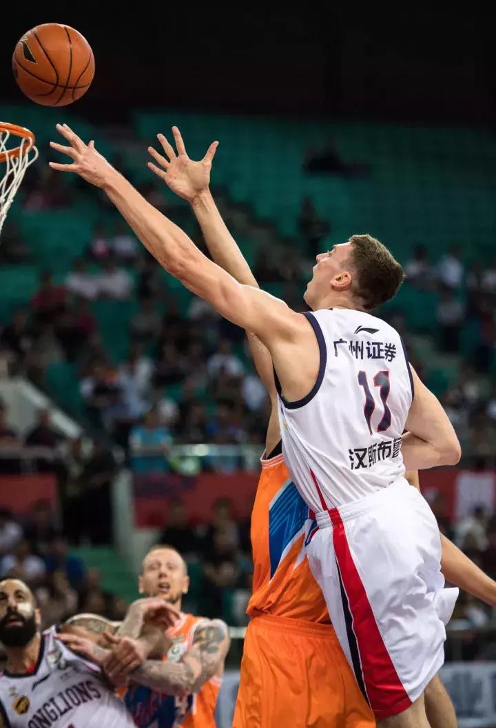 广东宏远朱芳雨退役球衣,一代传奇退役后续