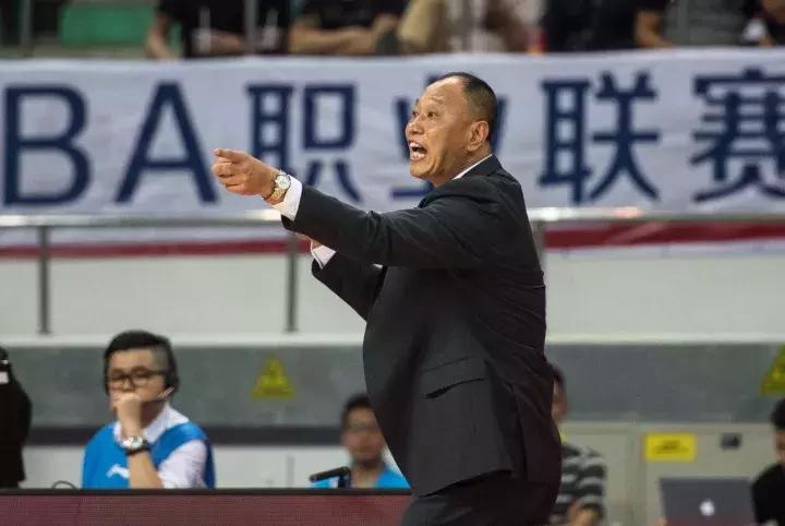 广东宏远朱芳雨退役球衣,一代传奇退役后续