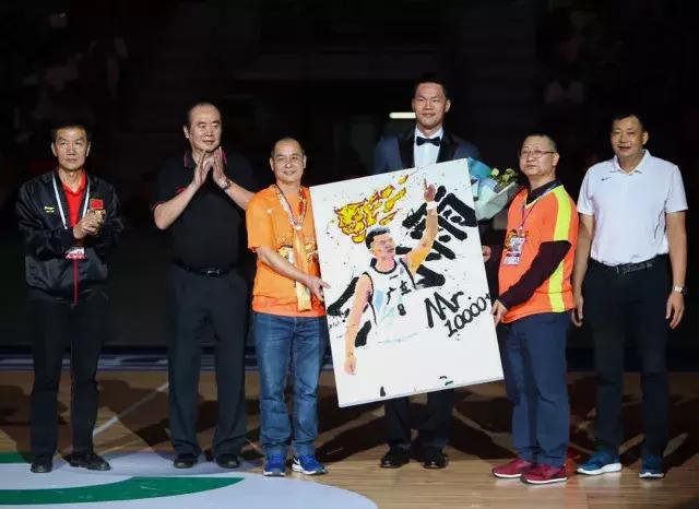 广东宏远朱芳雨退役球衣,一代传奇退役后续