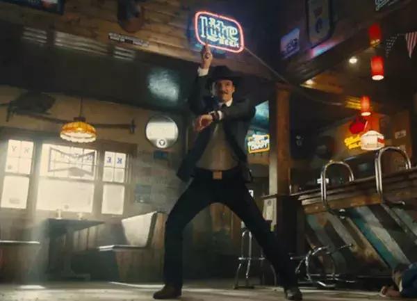 仍然「死不正经」，这部电影不服不行