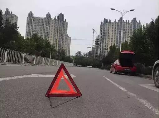 轮胎鼓包千万不要用刀划破,防止轮胎鼓包