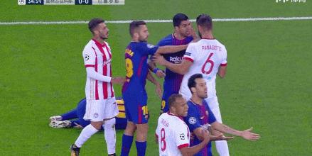 巴萨梅西被踢,梅西欧冠1v5苏亚雷斯