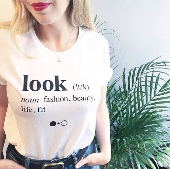 幽默又百搭！IG潮人都爱的ABlackandWhiteStory标语T恤