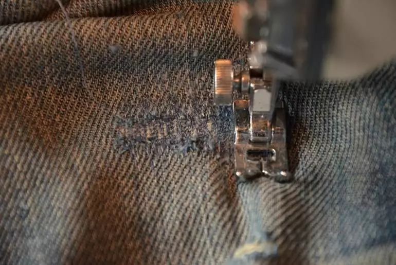 牛仔裤修补过程视频,牛仔裤破洞无痕修复贴