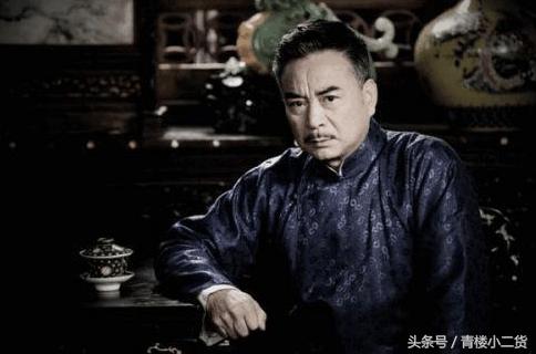 年轻女主持人在60岁老艺人面前梨花带雨，网友：装傻卖萌要不得！