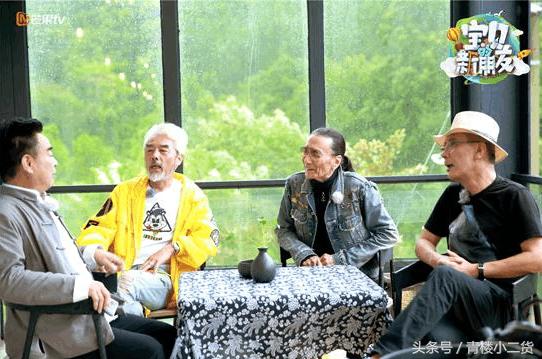 年轻女主持人在60岁老艺人面前梨花带雨，网友：装傻卖萌要不得！