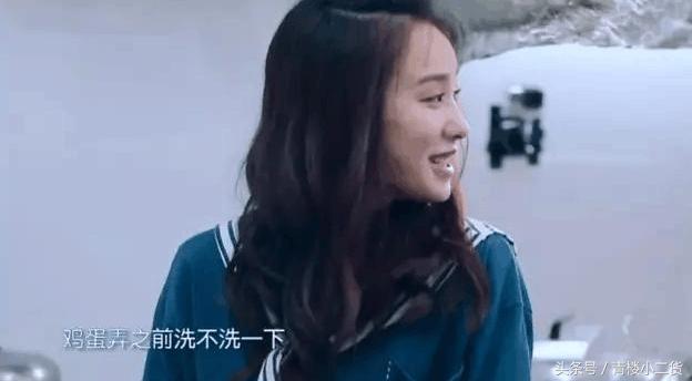 年轻女主持人在60岁老艺人面前梨花带雨，网友：装傻卖萌要不得！