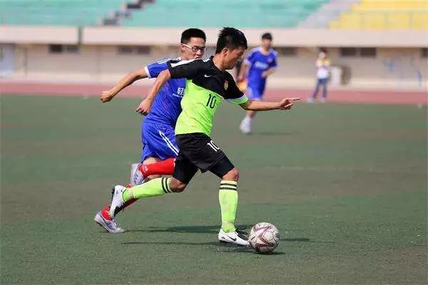 足球刚入门适合穿什么足球鞋,新手入门足球选什么足球鞋好