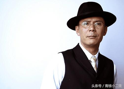 年轻女主持人在60岁老艺人面前梨花带雨，网友：装傻卖萌要不得！